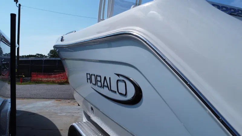 Slide: The Image of Robalo R222 Explorer 2024 - 10