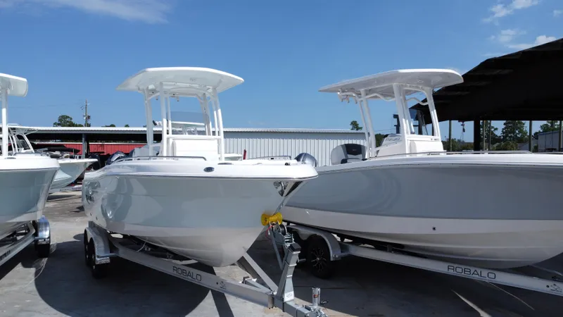 Slide: The Image of Robalo R222 Explorer 2024 - 11