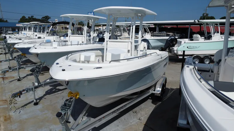 Slide: The Image of Robalo R222 Explorer 2024 - 12