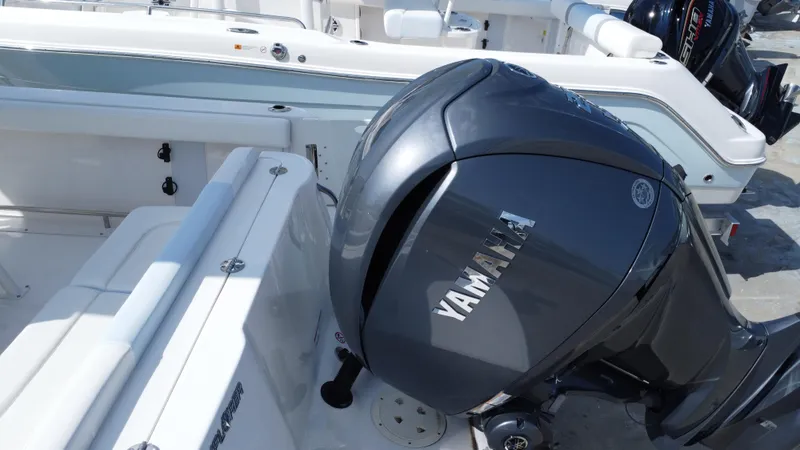 Slide: The Image of Robalo R222 Explorer 2024 - 14