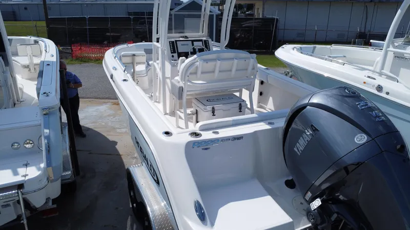 Slide: The Image of Robalo R222 Explorer 2024 - 15