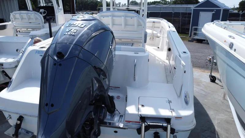 Slide: The Image of Robalo R222 Explorer 2024 - 16