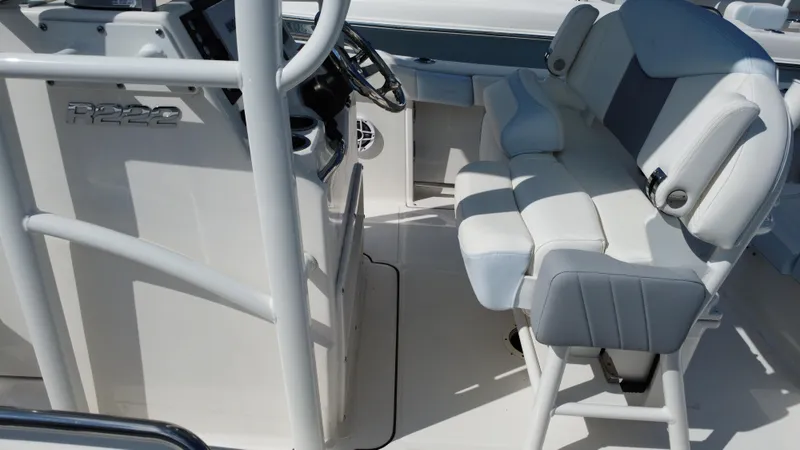 Slide: The Image of Robalo R222 Explorer 2024 - 4