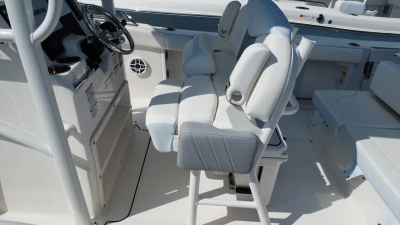 Slide: The Image of Robalo R222 Explorer 2024 - 5