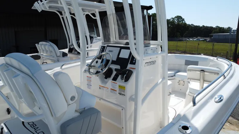 Slide: The Image of Robalo R222 Explorer 2024 - 7