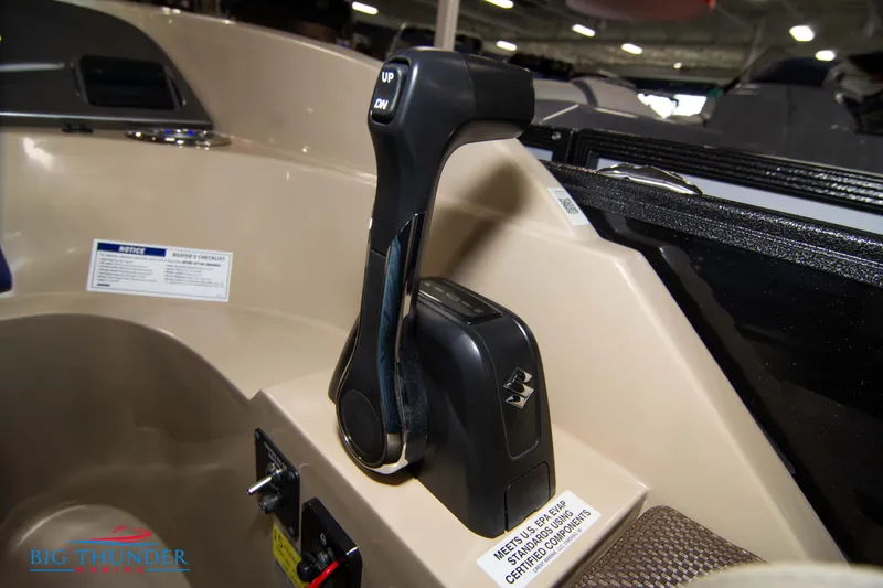 Slide: The Image of Throttle control of 2023 Crest Classic DLX 240 SLC pontoon boat. - 30