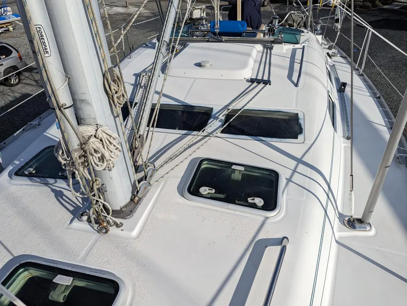 Slide: The Image of 2005 Beneteau 393 sailboat deck with rigging and hatches. - 34