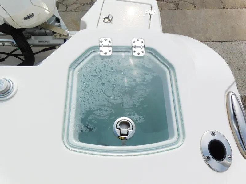 Slide: The Image of Livewell on 2024 Sailfish 276 DC boat, filled with water. - 20
