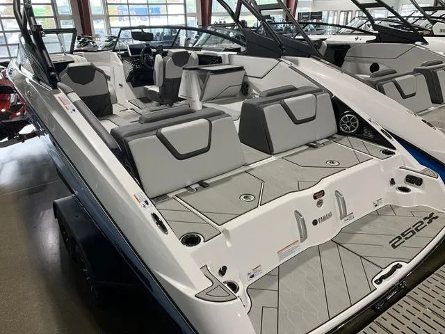 Slide: The Image of Yamaha 252XE 2024 - 3