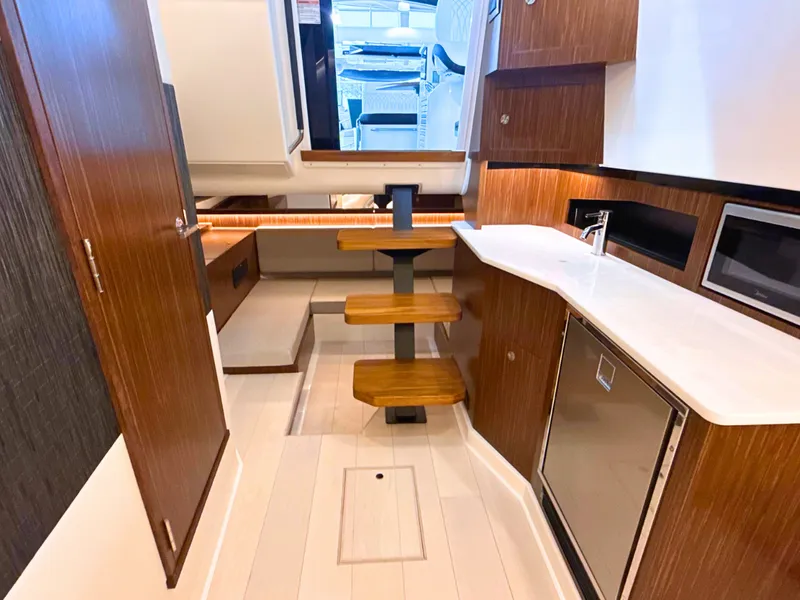 Slide: The Image of Sea Ray Sundancer 370 2027 - 36