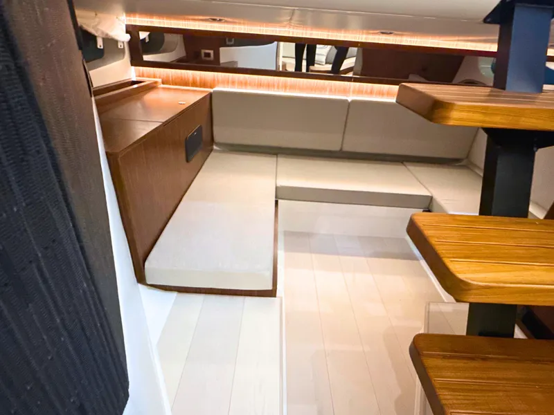 Slide: The Image of Sea Ray Sundancer 370 2027 - 37