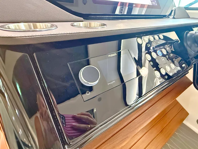Slide: The Image of Sea Ray Sundancer 370 2027 - 25