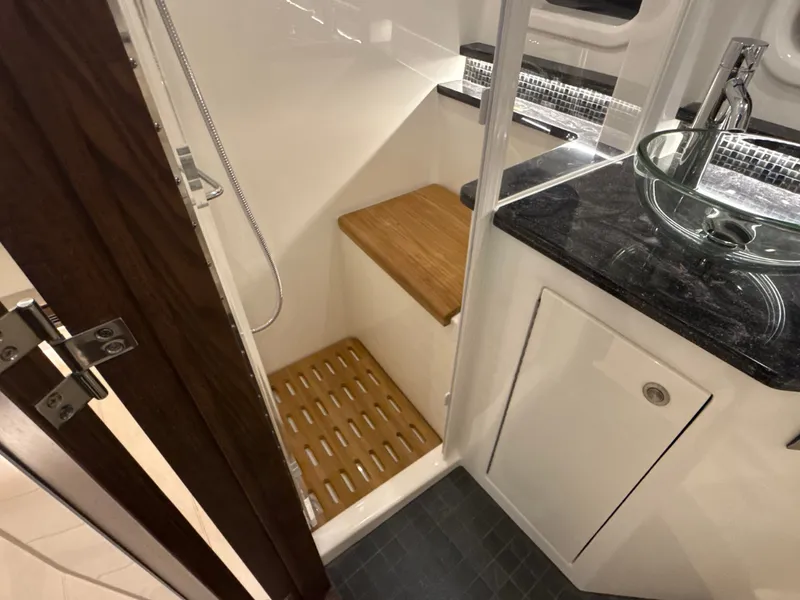 Slide: The Image of Sea Ray Sundancer 370 2027 - 45