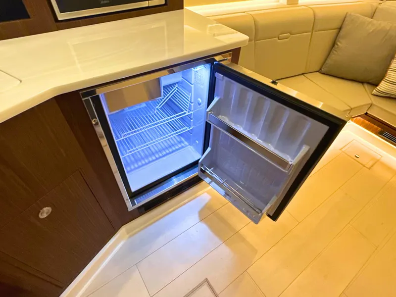 Slide: The Image of Sea Ray Sundancer 370 2027 - 34