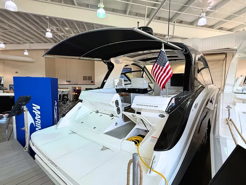 Slide: The Image of Sea Ray Sundancer 370 2027 - 2