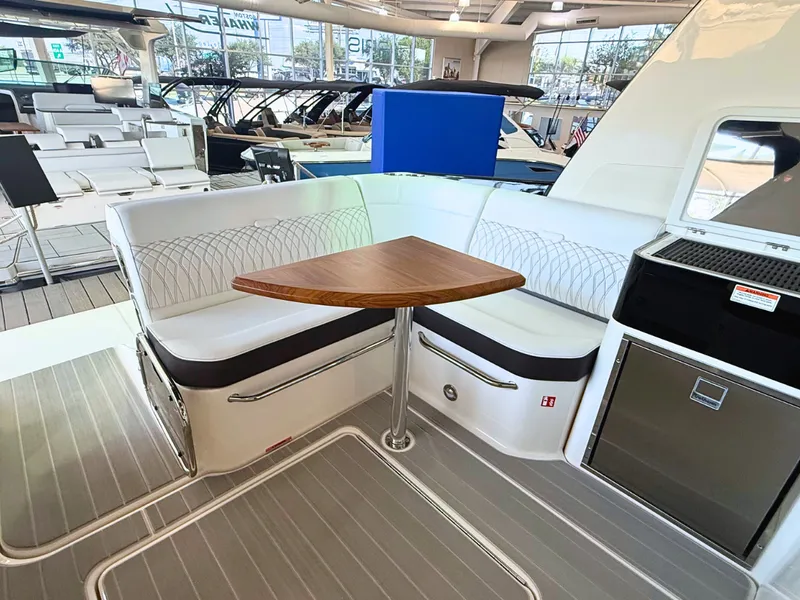 Slide: The Image of Sea Ray Sundancer 370 2027 - 9