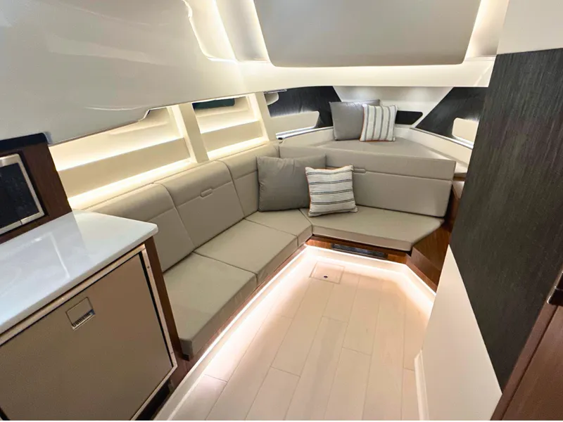 Slide: The Image of Sea Ray Sundancer 370 2027 - 30