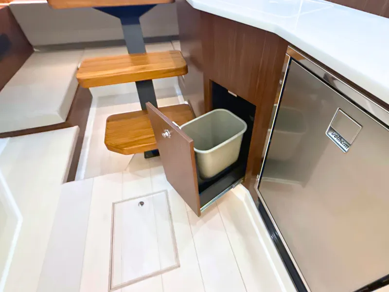 Slide: The Image of Sea Ray Sundancer 370 2027 - 35