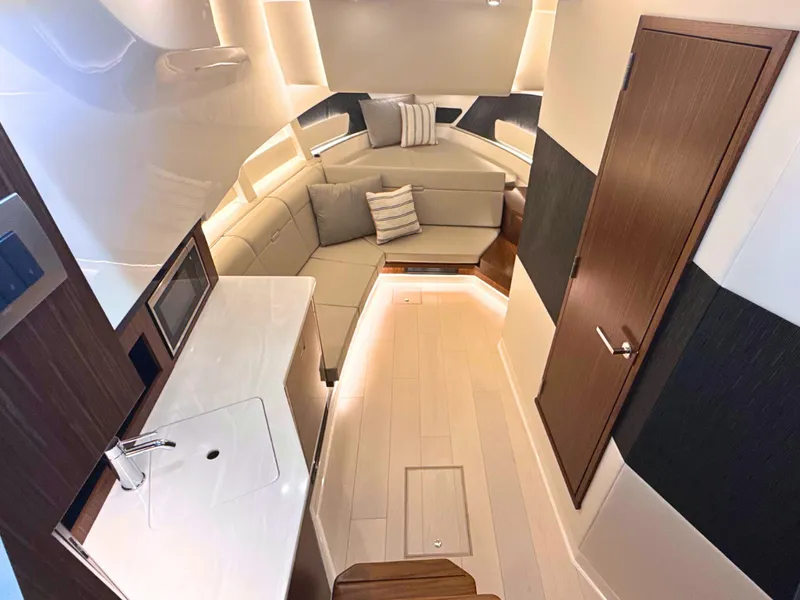 Slide: The Image of Sea Ray Sundancer 370 2027 - 29