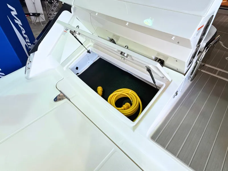 Slide: The Image of Sea Ray Sundancer 370 2027 - 4