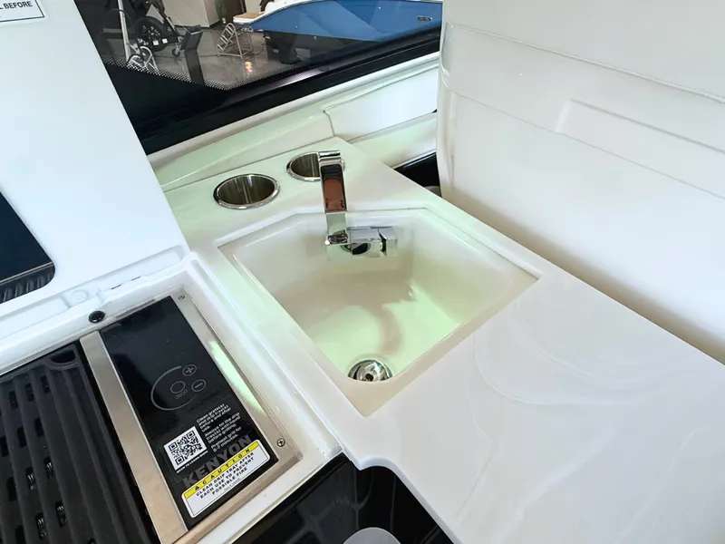 Slide: The Image of Sea Ray Sundancer 370 2027 - 15