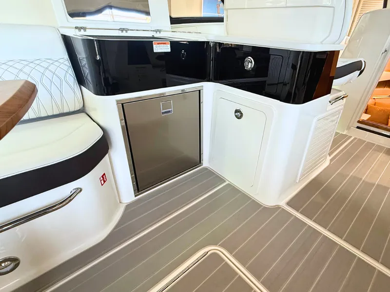 Slide: The Image of Sea Ray Sundancer 370 2027 - 16