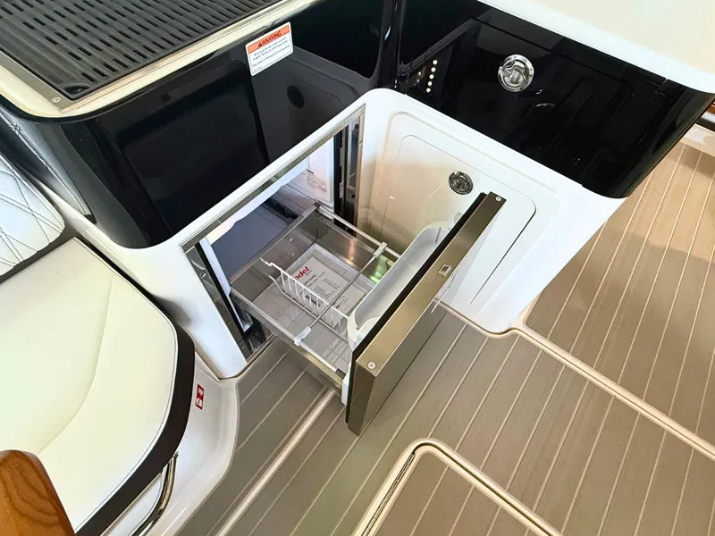 Slide: The Image of Sea Ray Sundancer 370 2027 - 17