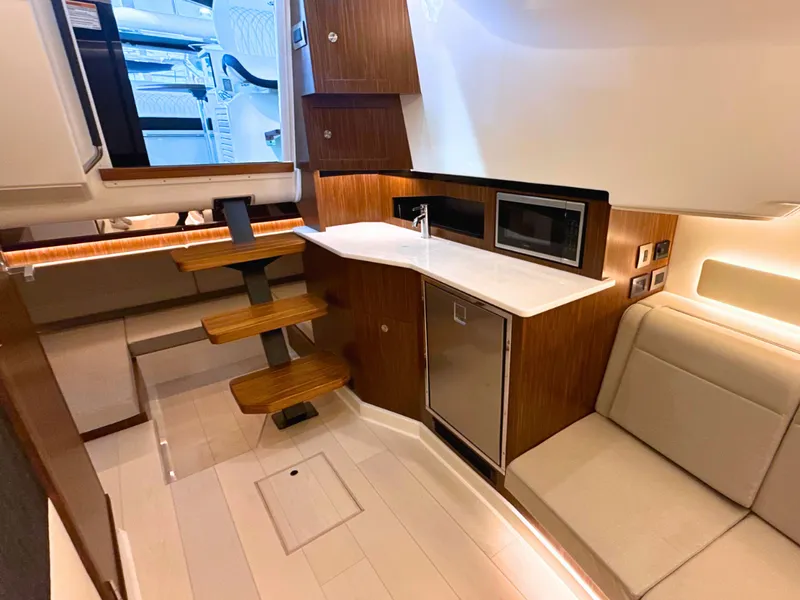Slide: The Image of Sea Ray Sundancer 370 2027 - 32