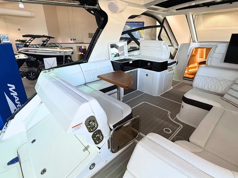 Slide: The Image of Sea Ray Sundancer 370 2027 - 7