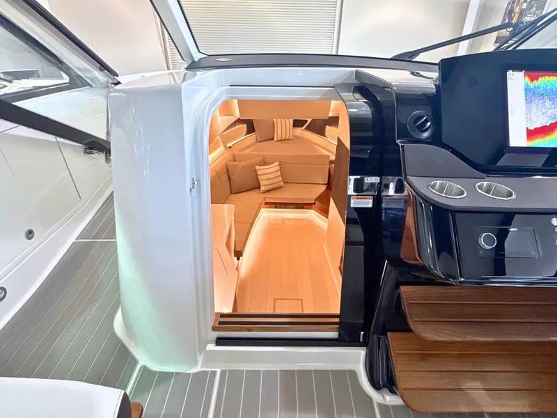 Slide: The Image of Sea Ray Sundancer 370 2027 - 28