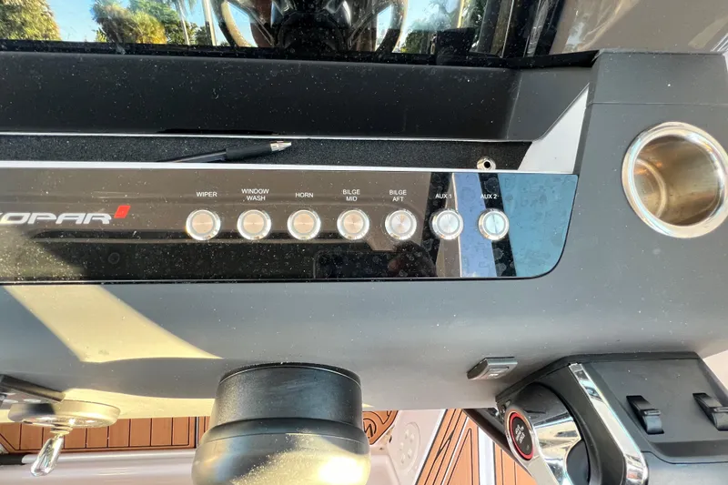 Slide: The Image of Axopar 37 Sun-Top 2023 - 77