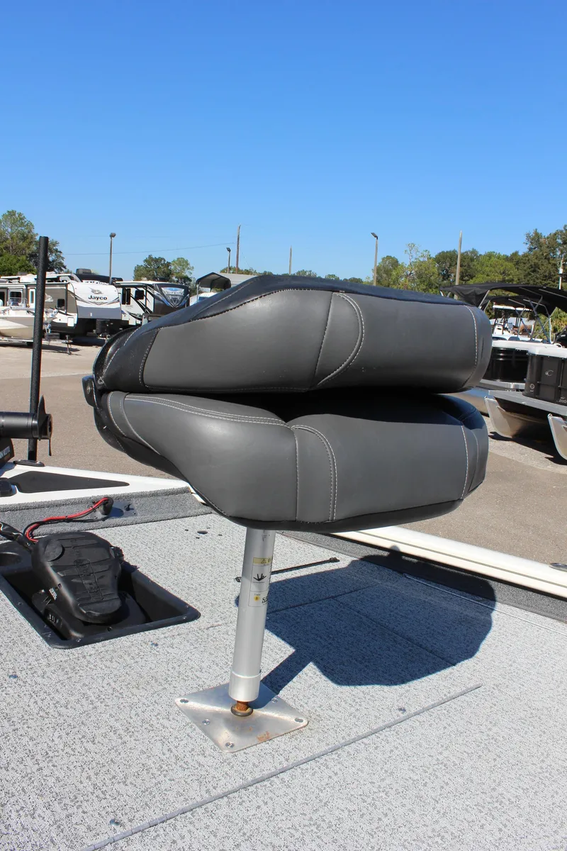 Slide: The Image of 2021 Tracker 195 TXW Tournament Edition boat seat in a marina. - 27