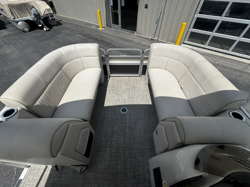 Slide: The Image of Apex Marine QWEST 823 AVANTI 2017 - 6