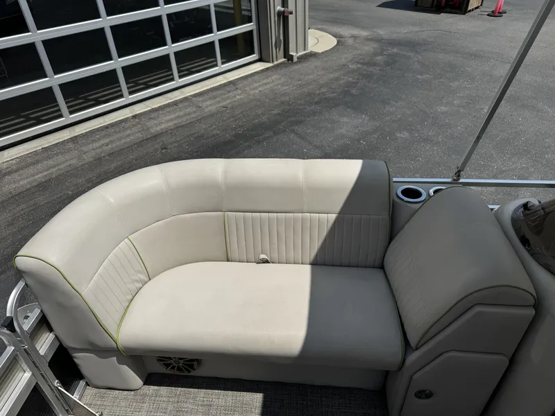 Slide: The Image of Apex Marine QWEST 823 AVANTI 2017 - 8