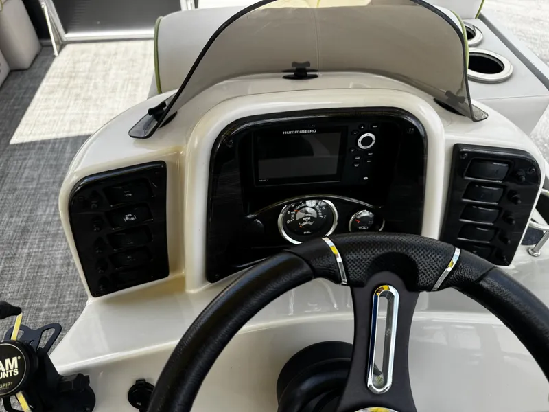 Slide: The Image of Apex Marine QWEST 823 AVANTI 2017 - 10