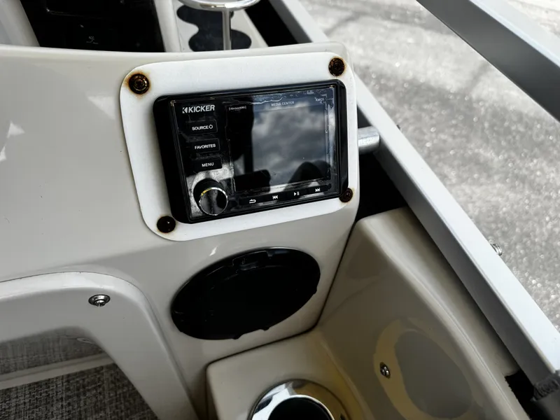 Slide: The Image of Apex Marine QWEST 823 AVANTI 2017 - 11