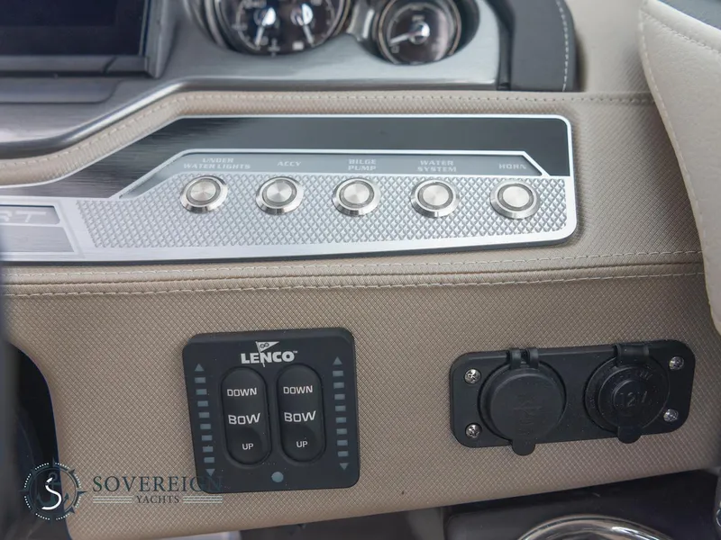 Slide: The Image of Control panel of a 2024 Monterey 275 Super Sport boat. - 17