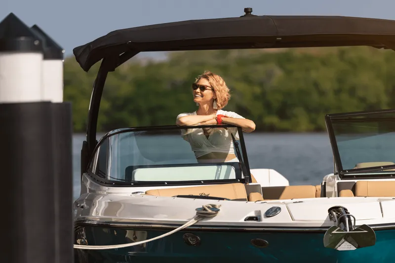 Slide: The Image of Sea Ray SLX 280 Outboard 2027 - 23
