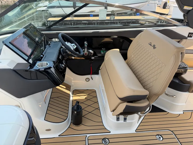 Slide: The Image of Sea Ray SLX 280 Outboard 2027 - 18