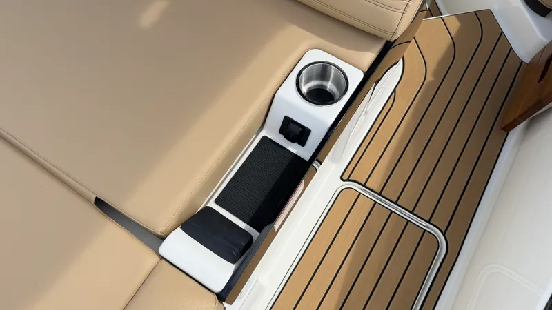 Slide: The Image of Sea Ray SLX 280 Outboard 2027 - 9