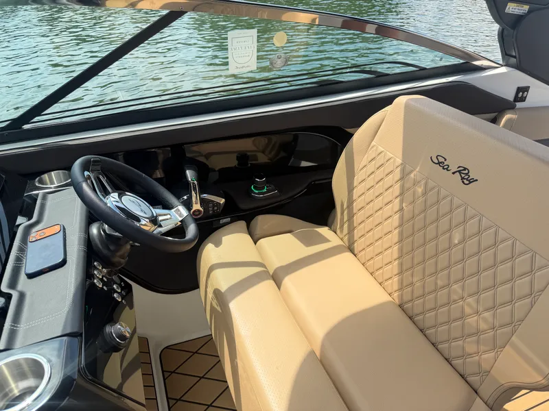 Slide: The Image of Sea Ray SLX 280 Outboard 2027 - 19