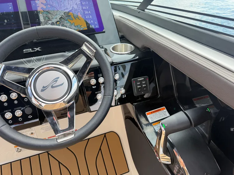 Slide: The Image of Sea Ray SLX 280 Outboard 2027 - 22