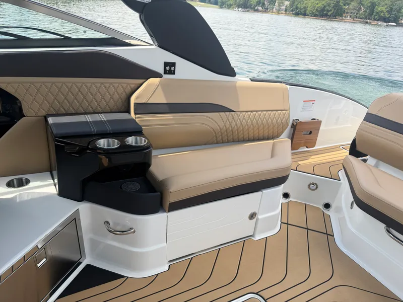Slide: The Image of Sea Ray SLX 280 Outboard 2027 - 15