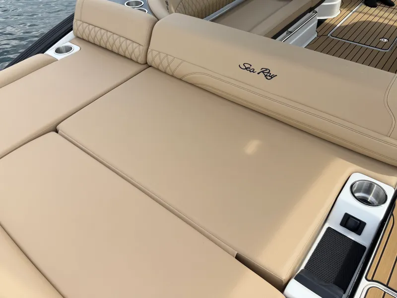 Slide: The Image of Sea Ray SLX 280 Outboard 2027 - 8