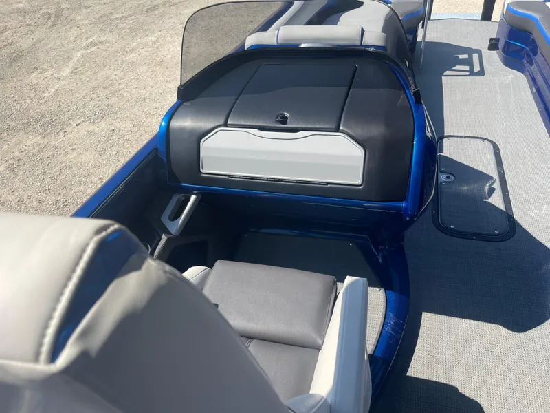 Slide: The Image of 2024 Manitou 25 XT SHP DE boat interior with seating and dashboard. - 10