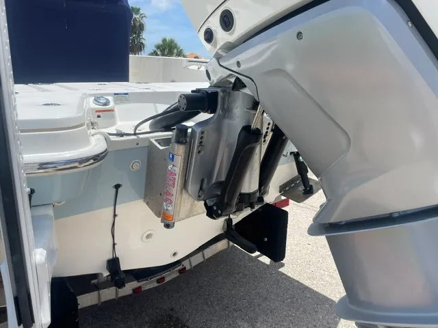 Slide: The Image of Boston Whaler 250 DAUNTLESS 2021 - 22
