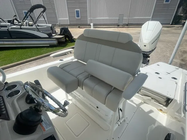 Slide: The Image of Boston Whaler 250 DAUNTLESS 2021 - 12