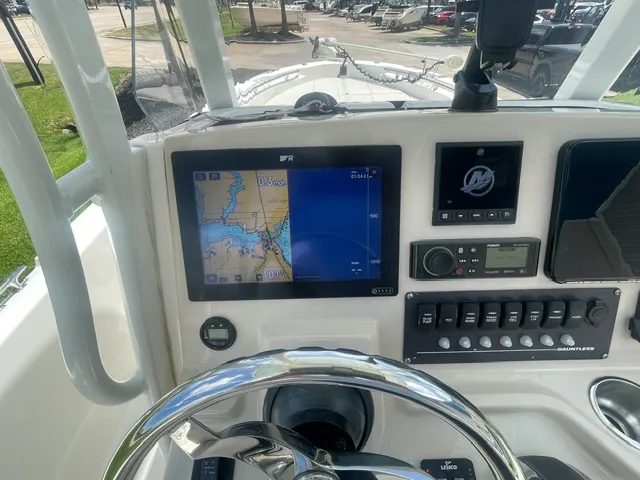 Slide: The Image of Boston Whaler 250 DAUNTLESS 2021 - 14