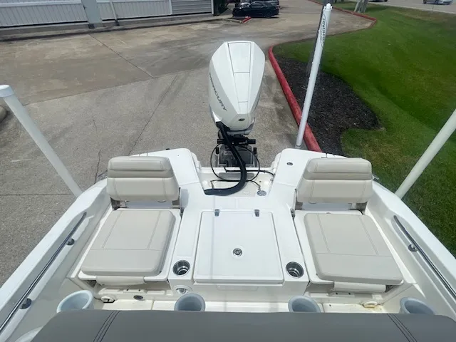 Slide: The Image of Boston Whaler 250 DAUNTLESS 2021 - 9
