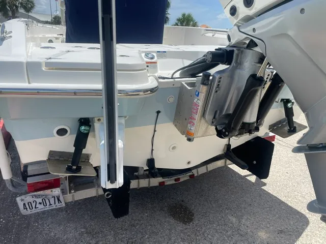 Slide: The Image of Boston Whaler 250 DAUNTLESS 2021 - 23